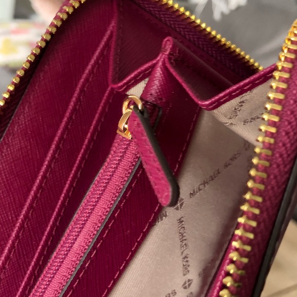 This is a brand new Micheal Kors genuine leather handbag and matching wallet. - Picture 3 of 10